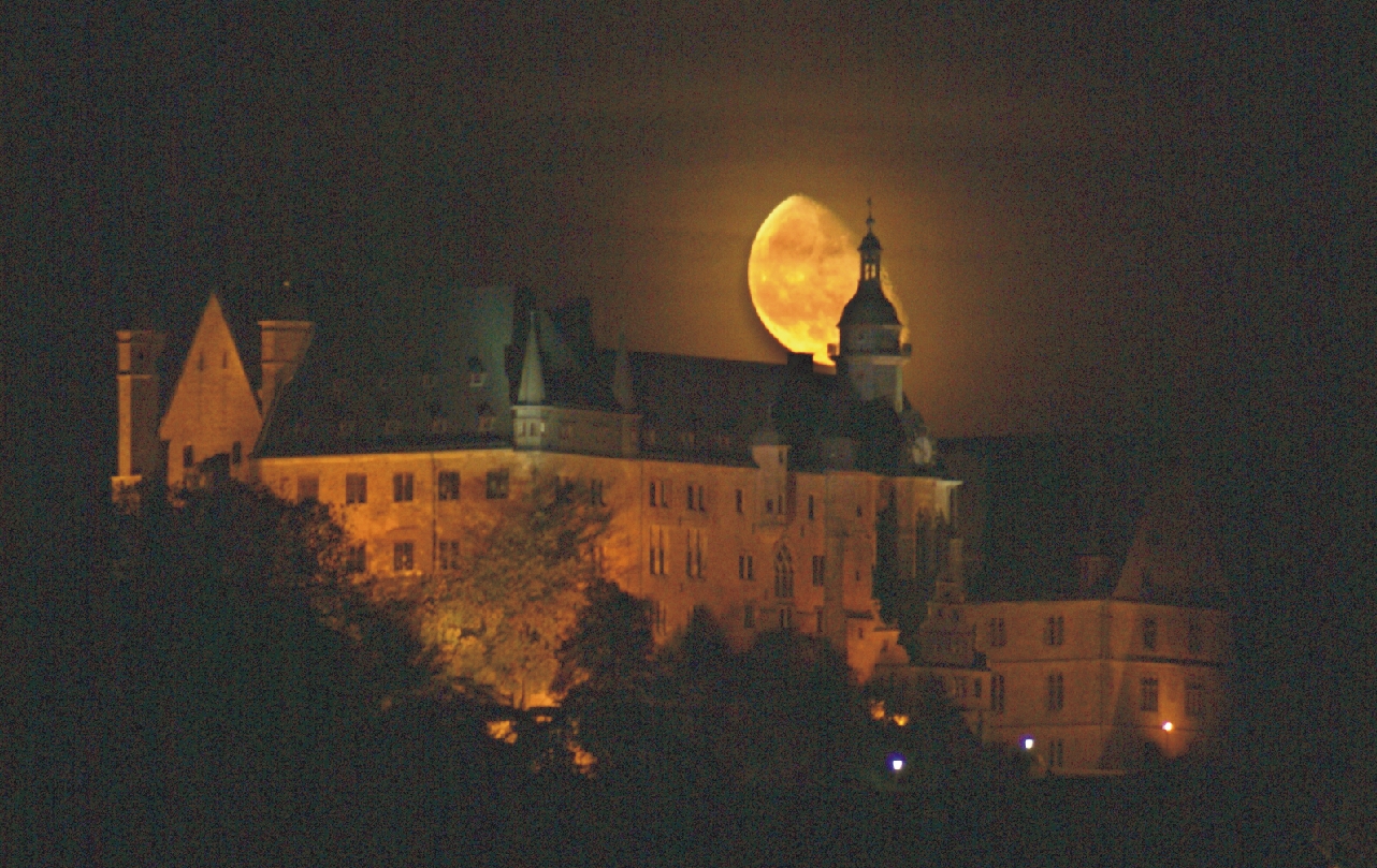 Mondaufgang hinter dem Marburger Schloss