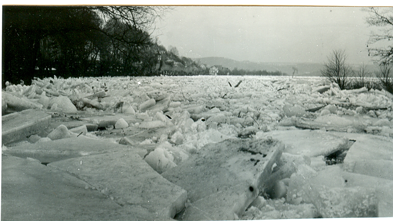 Überflutungen mit Eisgang am Wehrdaer Weg