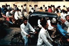 normaler Straßenverkehr in Old Delhi