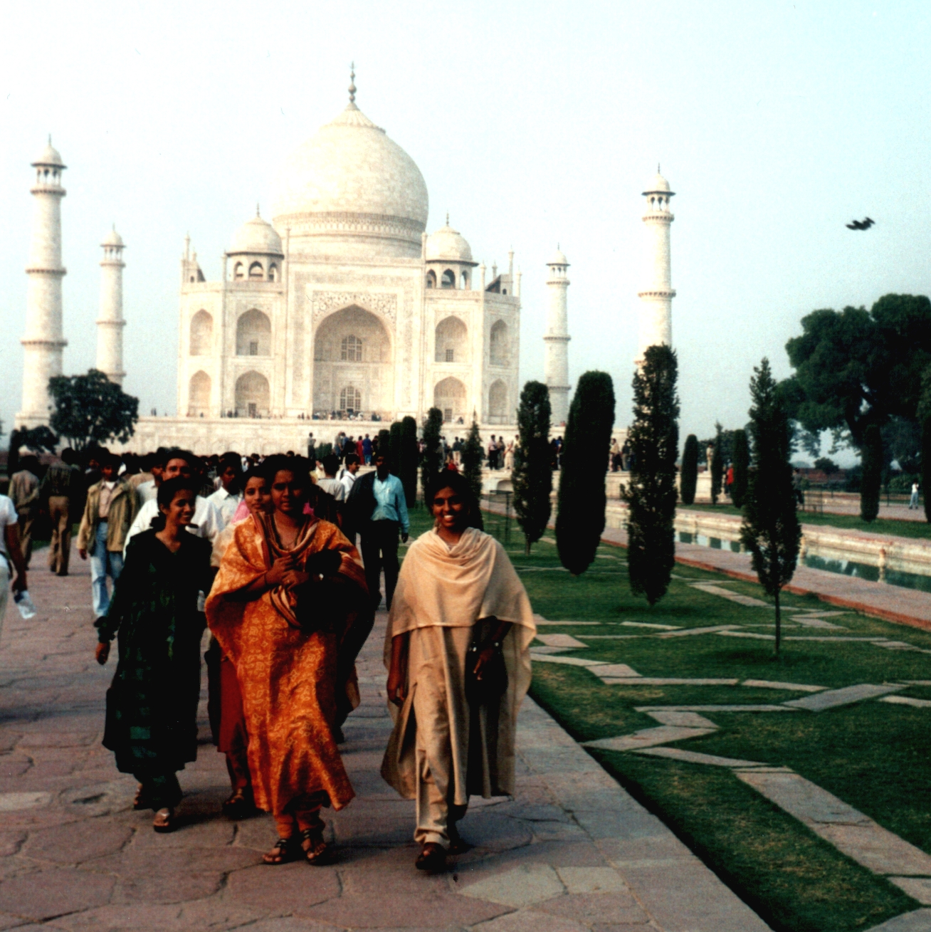 Besucherinnen am Taj Mahal